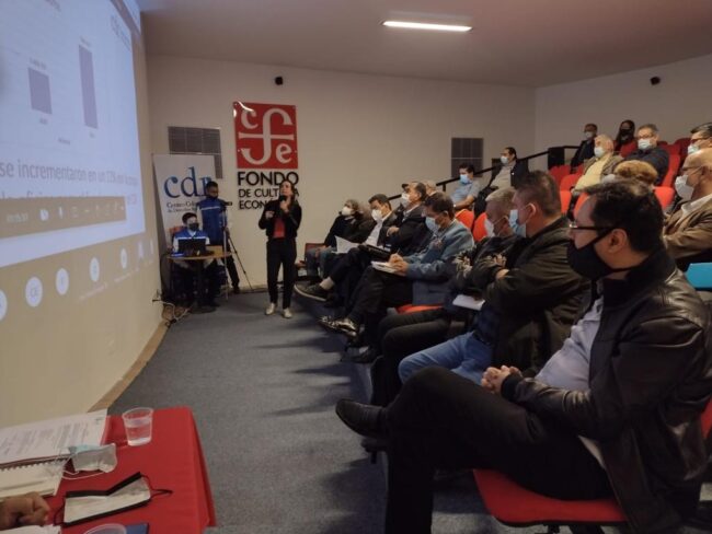 Gerente explicando en Asamblea