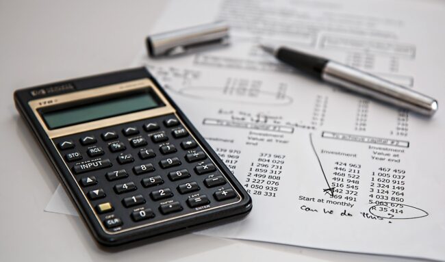 calculator-g2dcc12eb9_1280 Impuestos para editoriales en la nueva reforma tributaria del gobierno Petro